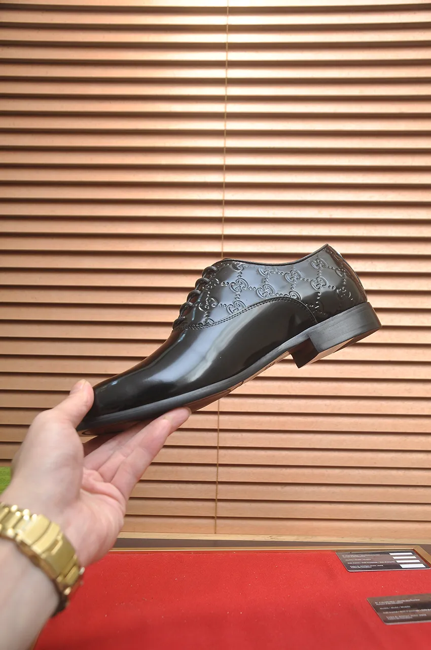 Men's shoes💰500💶Italy's top luxury men's shoe giant (GUCCI) (Gucci) (full cowhide lining) new arrival🍃Original European style🔰 Pleasant to the eye😍In order to make the shoes more durable and non-deformable🌀The production continues to follow traditional methods but there is still no lack of innovation💪Choose original sheepskin for the leather♻️ Smooth and natural And extra bright ⭐Made of imported cowhide, the first choice of rich people 38-45 (45 customized)